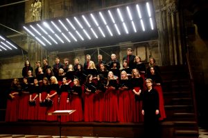 Simbolių paženklinta choro koncertinė kelionė: giesmės po šventovės skliautais