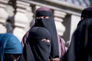 Nyderlanduose įsigaliojo draudimas viešose vietose dėvėti burkas ir nikabus