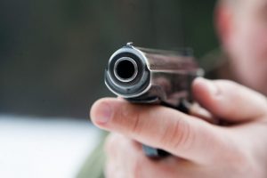 Nerami naktis Druskininkuose: klube vyras kitam vyrui grasino ginklu