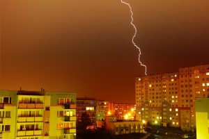 Mokslininkai apie apsaugą nuo žaibo: geriau jokios, nei blogai įrengta