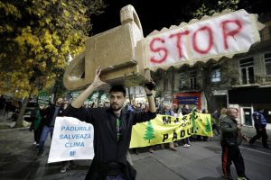 Rumuniją drebina protestai prieš neteisėtą miškų kirtimą