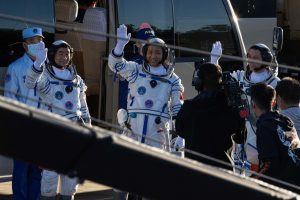 Į naująją kosminę stotį pakilo trys kinų astronautai