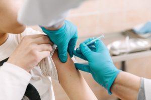 Į Lietuvą atgabenta dešimtoji „Vaxzevria“ vakcinų siunta – 9,6 tūkst. dozių
