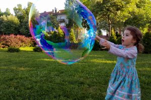 Muilo burbulų pūtimas – neapsakomai teigiama emocija