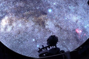 Planetariumas gulint ant sofos ir 297 ryškiausios žvaigždės
