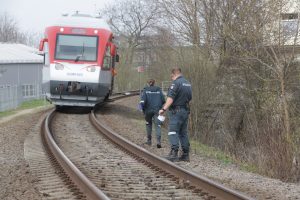 Trakų rajone traukinys mirtinai sužalojo ant bėgių buvusį 22-ejų vyrą