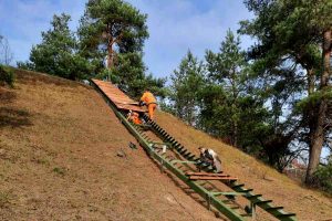 Pakaunė turistus pasitinka pokyčiais: į Lentainių piliakalnį bus galima pakilti naujais laiptais