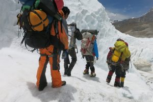 Be leidimo į Everestą kopęs pietų afrikietis mokės tūkstantinę baudą
