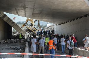 Graikijoje – viena nelaimė po kitos: griuvo statomas tiltas, yra žuvusių ir sužeistų