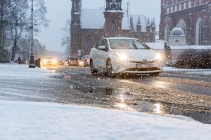 Kelininkai: eismo sąlygas sunkina sniegas, plikledis