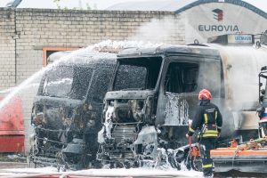 Vilniuje užsiliepsnojo du vilkikai – liudininkai girdėjo sprogimus