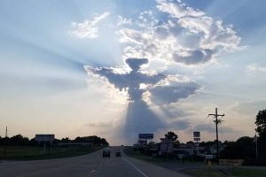 Vairuotojas danguje užfiksavo žadą atimantį debesį: ką jums tai primena?