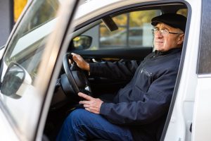 Senjorams vairuotojams – gera žinia: SAM žada peržiūrėti sveikatos patikrų tvarką 