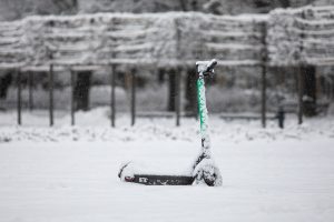 Paspirtukininkų nesustabdo net sniegas: laukia dar baisesnės traumos?