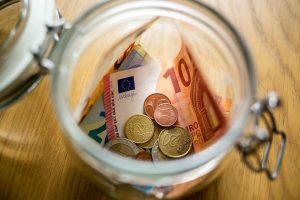 Vidutinis darbo užmokestis perkopė 2 tūkst. eurų, tačiau yra vienas „bet“