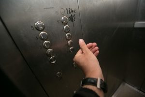 Sumaištis Šilainiuose: lifto kaliniais tapę medikai su ligoniu šaukėsi ugniagesių pagalbos