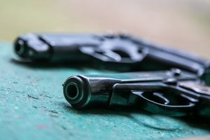 Kauno rajone tvarkant mirusio vyro daiktus rasta ginklų