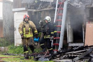 Vilniaus rajone – didelis gaisras: užsiliepsnojo namas, pranešama apie nukentėjusįjį (papildyta)