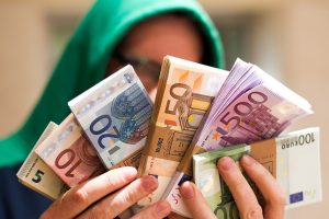 Kauniečiai apgaule užvaldė beveik 0,5 mln. eurų: sukčiavimo schema atima žadą