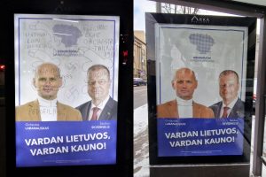 Vandalams užkliuvo politinis plakatas: išpaišė nešvankiais ženklais ir necenzūriniais žodžiais