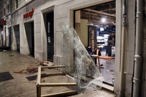 Tragedija Prancūzijoje: žuvo per naktinius protestus nuo prekybos centro stogo nukritęs jaunuolis