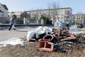 Kartono dėžių prie konteinerių palikti negalima