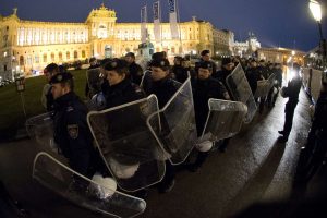 Austrijos policija sulaikė dešimtis prieš Vienos pokylį protestavusių aktyvistų