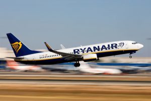„Ryanair“ dėl omikron atmainos koreguoja savo metines prognozes