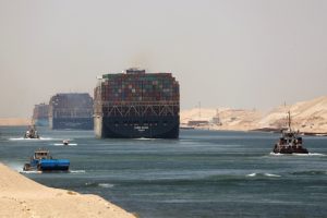 Sueco kanalą trumpai blokavo ant seklumos užplaukęs laivas