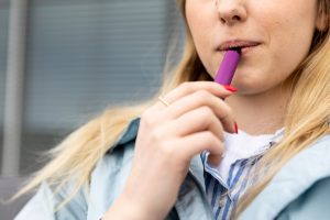 Prekiaujant e. cigaretėmis PSO rekomenduoja drausti patrauklų įpakavimą, riboti nikotiną