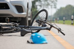 Kupiškio rajone automobilis partrenkė ir sužalojo dviratininkę
