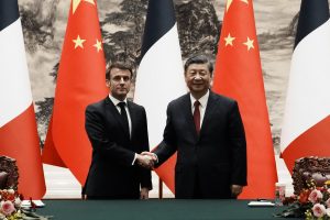 E. Macronas tikisi, kad Xi Jinpingas „atves Rusiją į protą“