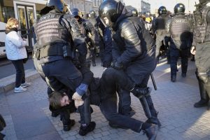Nevyriausybinė organizacija: Rusijoje per protestus prieš mobilizaciją sulaikyta per 700 žmonių