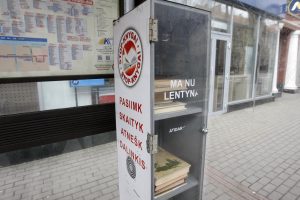 Klaipėdos autobusų stotelėse nebėra „Stop – knyga“ lentynėlių