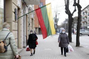 Valstybinė vėliava voliojosi purvyne Klaipėdos centre