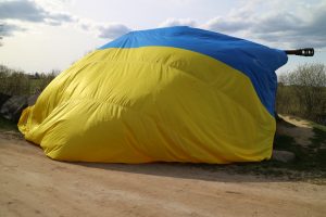 Sovietinį tanką uždengė Ukrainos vėliava