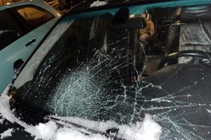 Klaipėdietę nustebino nemalonus radinys: ledo gabalas apgadino automobilį