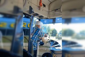 Autobusą vairavo maigydamas telefoną?