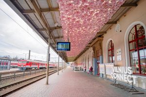 Vilniaus geležinkelio stotis lankytojus pasitinka išskirtinėmis pavasario dekoracijomis