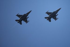 Į Rumuniją išsiųsti pirmieji F-16 naikintuvai ukrainiečių pilotams apmokyti