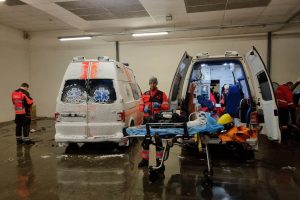 Kauno r. greitosios medikai išgelbėjo be gyvybės ženklų lauke gulėjusį vyrą: apie sniegą negalvojom