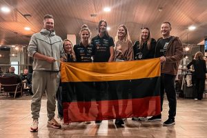 Lietuvos paplūdimio tinklininkės su optimistinėmis nuotaikomis išvyko į pasaulio čempionatą
