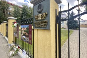 Prie Baltarusijos ambasados Vilniuje reikalauta paleisti mokytoją J. Cimbalist