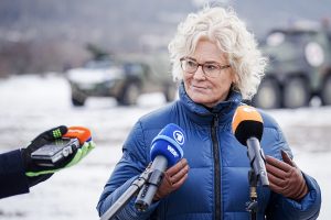 Vokietijos gynybos ministrė kritikuojama dėl naujametinio vaizdo įrašo