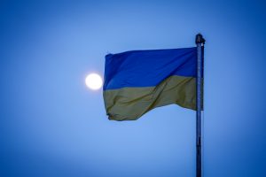 Ukrainoje nurodyta karinėn tarnybon paleisti pirmuosius kalinius