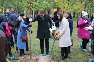 Šiauliuose baigtas sodinti sakurų sodas, skirtas įprasminti humanizmo idėjas