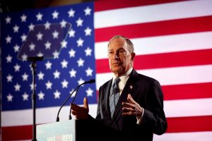 Didėja JAV demokratų kritika prezidento posto siekiančiam M. Bloombergui