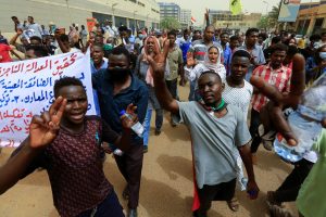 Sudane tūkstančiai protestuotojų reikalavo teisingumo dėl 2019 metais žuvusių demonstrantų