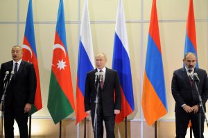 V. Putinas per retą susitikimą ragino Armėniją ir Azerbaidžaną mažinti įtampą