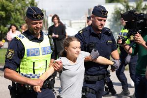 Kelios valandos po baudos skyrimo policija iš protesto pašalino G. Thunberg 